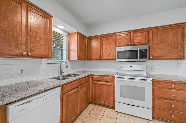 Building Photo - Two Bedroom Duplex For Rent in Cedar Hill.