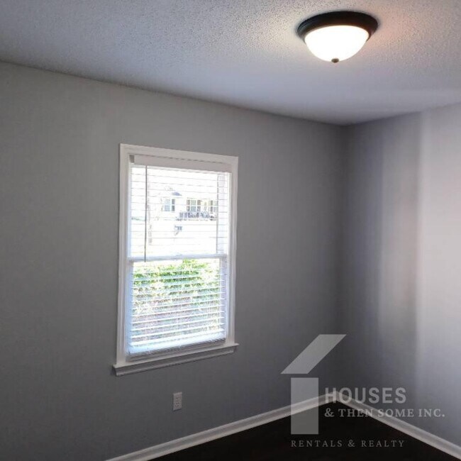 Building Photo - 14 Baggott St