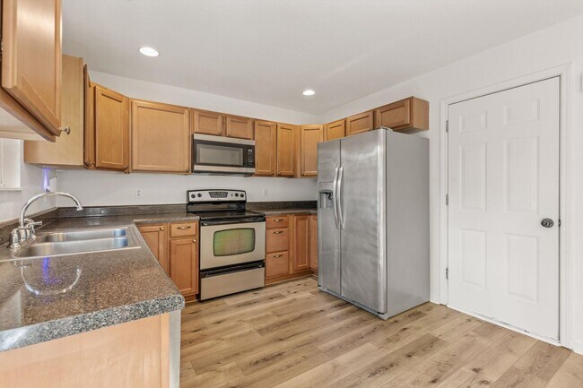 Building Photo - Knoxville 37912 - 3 bedroom, 2.5 bath all ...