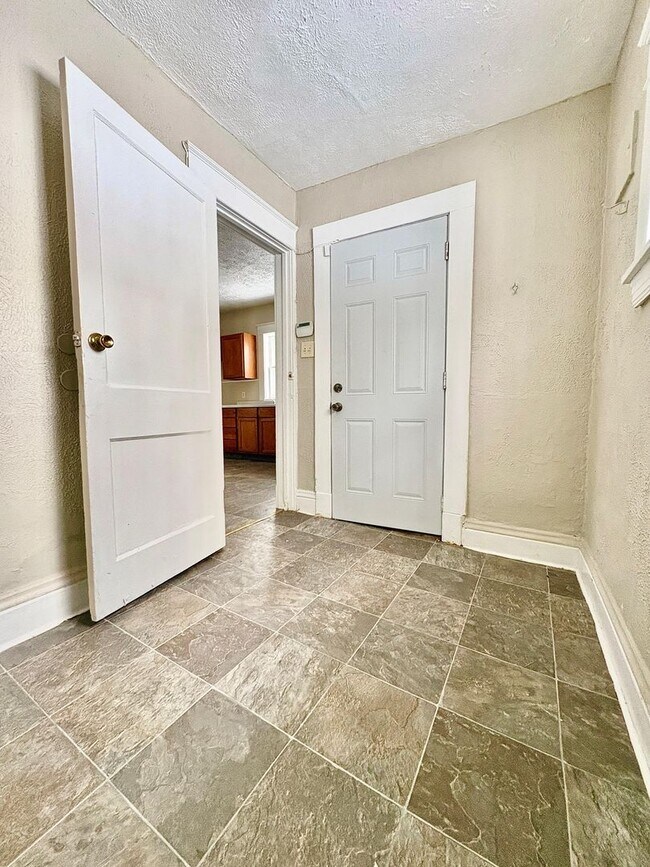 Building Photo - 1318 Lincoln Way East