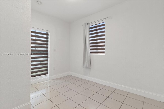 Building Photo - 33 E 60th St