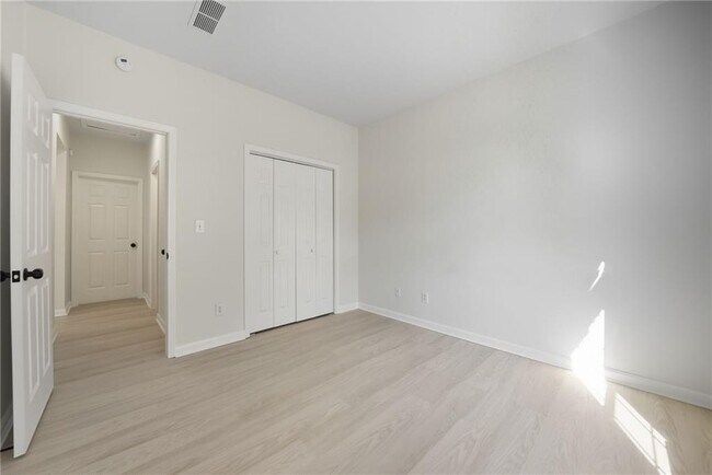 Building Photo - 4000 River Green Pkwy