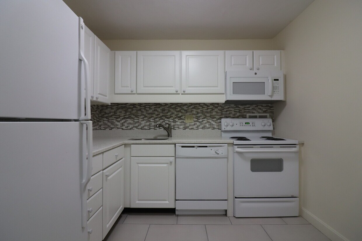 Primary Photo - 101 Monmouth St
