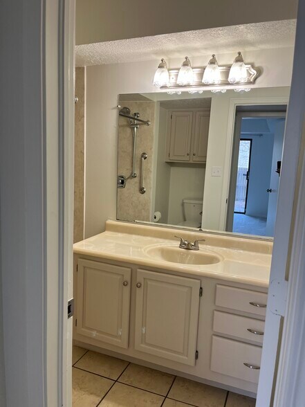 Building Photo - 9107 S Urbana Ave