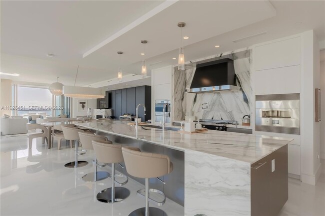 Building Photo - 17975 Collins Ave