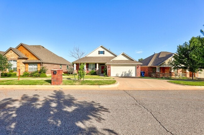 Building Photo - Desirable Home In Valencia Park!
