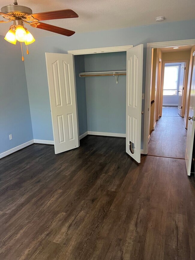 Building Photo - 4 bedroom, 2 bathroom, car garage townhouse