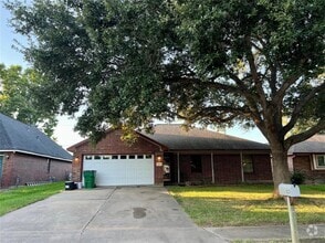 Building Photo - 825 Manor Dr