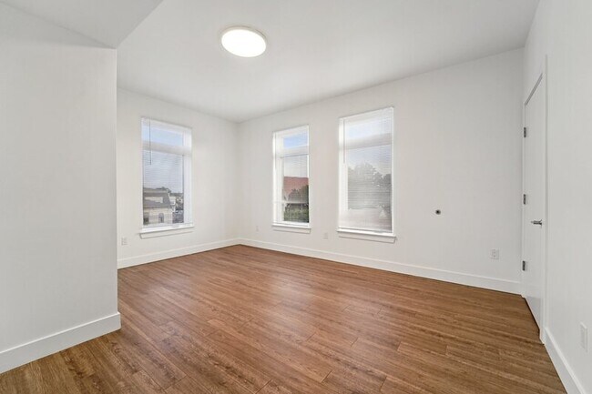 Building Photo - 475 William St
