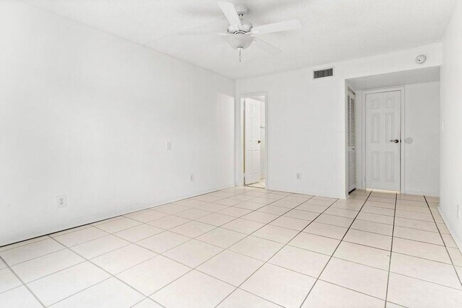 Building Photo - 345 W Laurel Dr