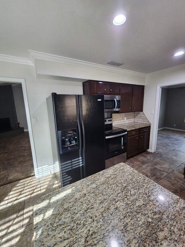 Building Photo - 4 bed 2 1/2 bath home, 2 car garage!