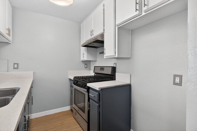 Interior Photo - 533 E 11th Street