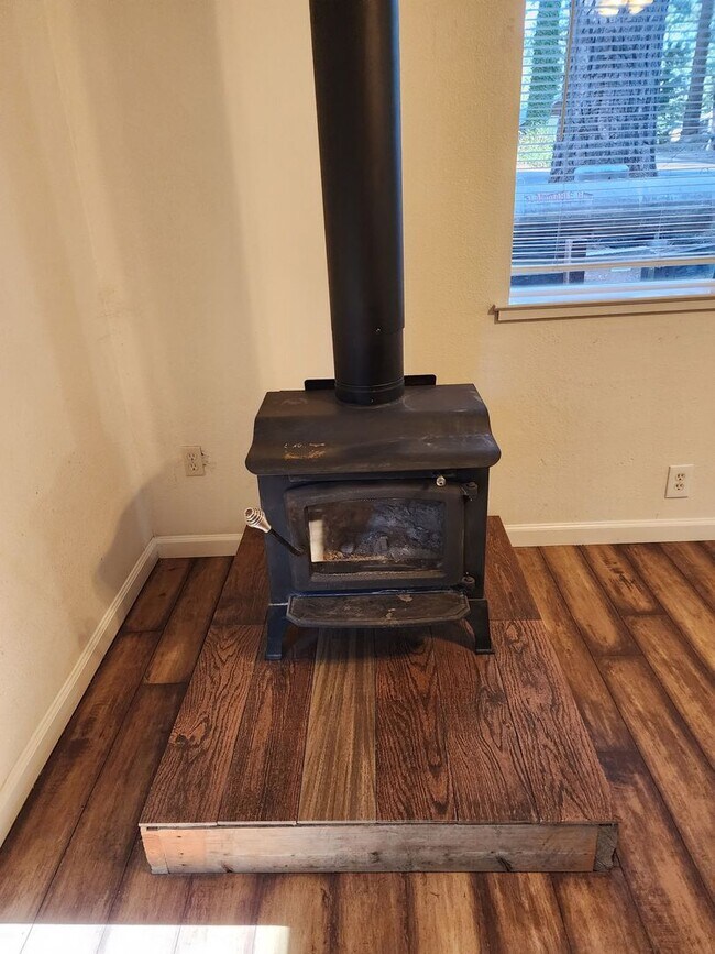 Building Photo - 2 Bedrooms in Pollock Pines Available May 1st