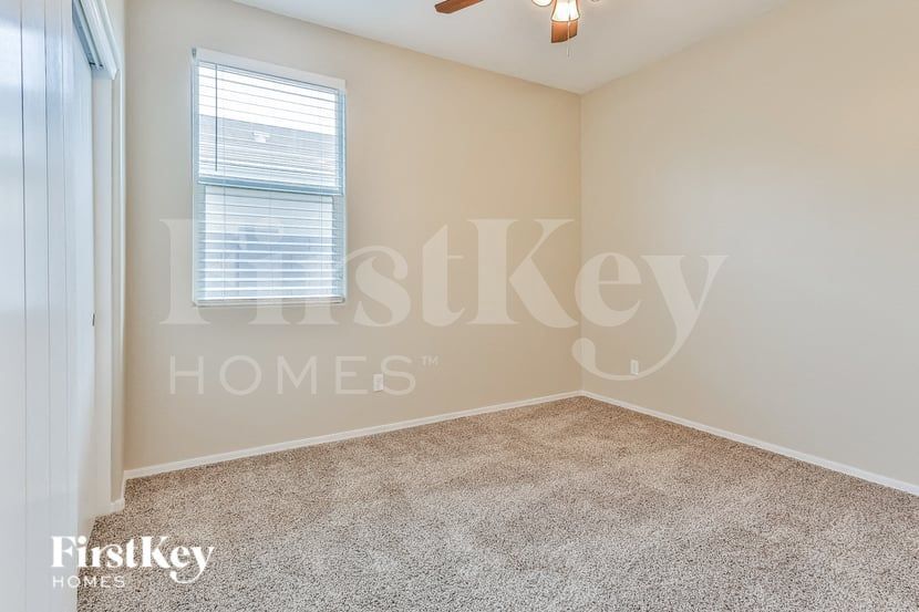 Building Photo - 11734 W Chase Ln