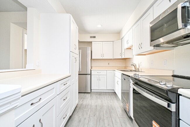 Building Photo - 3021 Stratford Ct