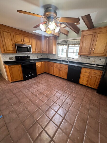 Building Photo - 11 Linwood Ave