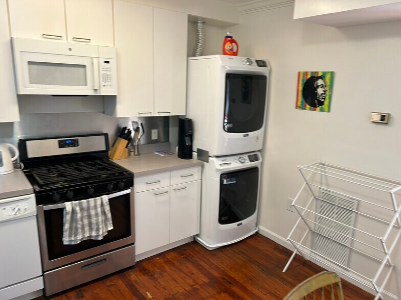 Building Photo - 3005 Huntingdon Ave