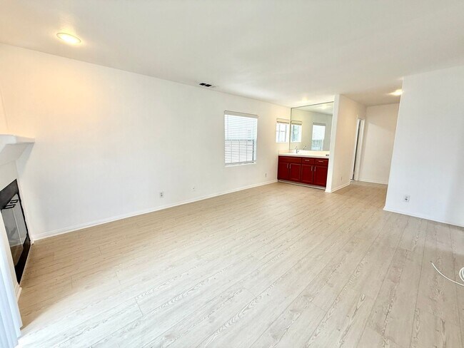 Building Photo - Cozy Renovated Townhome in Gardena!