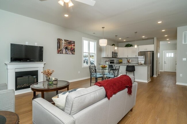 Building Photo - 1528 Crownpoint Dr