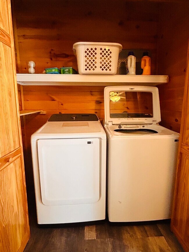 Building Photo - Charming Log Cabin Rental – 3 Bedroom / 2 Bath | Carthage School District