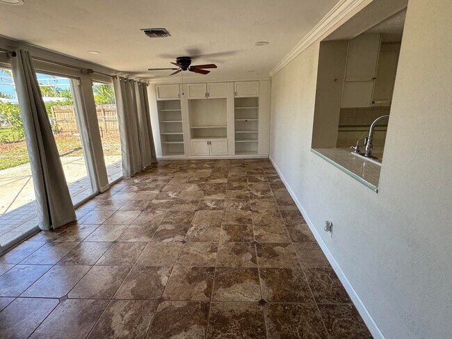 Building Photo - 349 NE 31st St