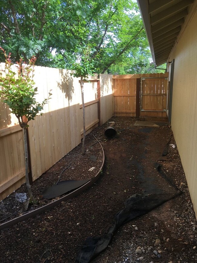 Building Photo - East Redding Duplex off Shasta View