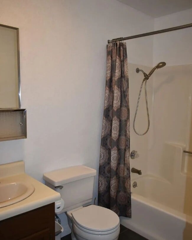 Building Photo - 3Bed, 2Bath **ON 2.5 ACRES!** Internet Paid.