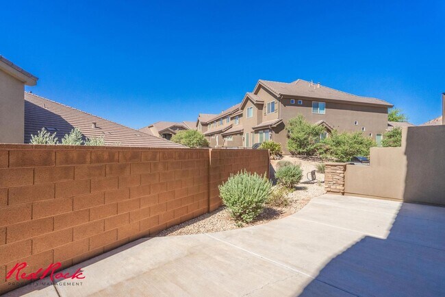 Building Photo - Pet Friendly 4 Bedroom Home! Internet Incl...