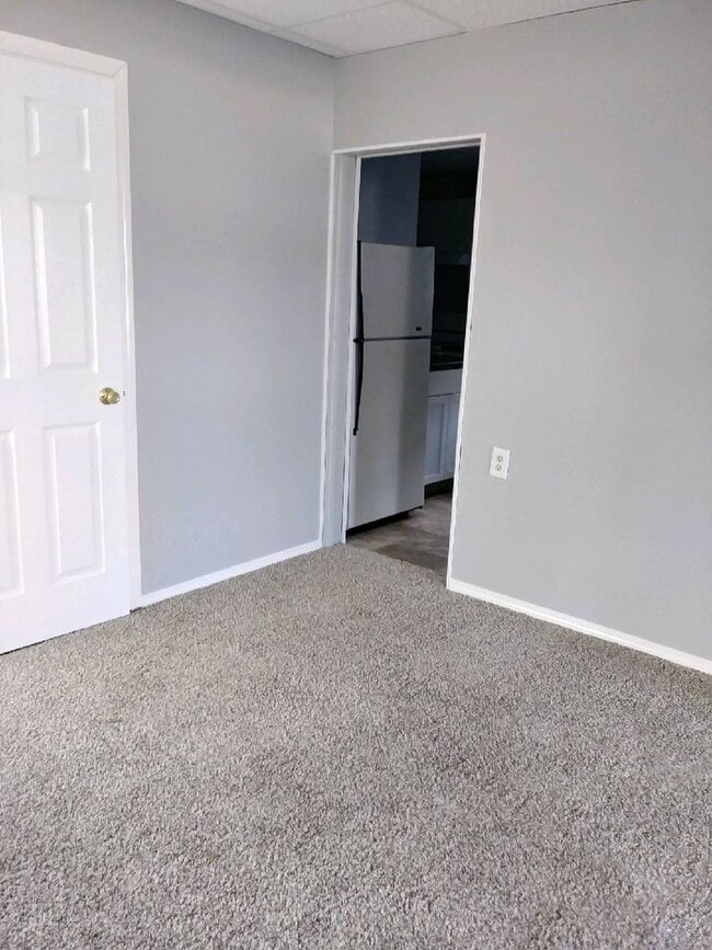 Building Photo - 4 Bedrooms/2 Bath Home