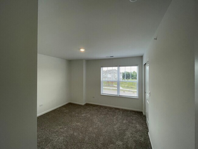 Building Photo - 472 Carpathian Dr