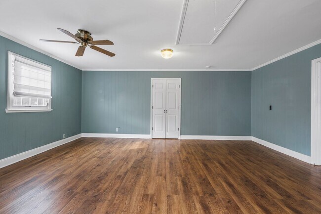 Building Photo - Eye Catching Large 4-Bedroom Home in Murfr...