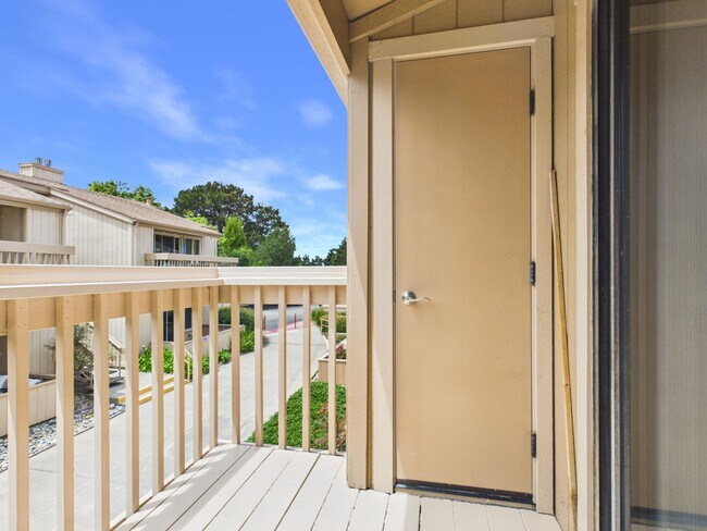 Building Photo - 2 Bedroom Condo at Kimberly Place in Monterey