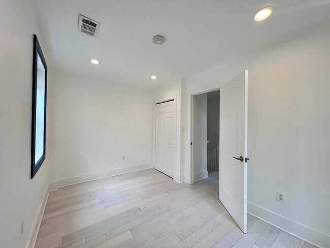 Building Photo - 1742 L St NE