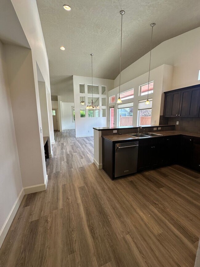 Building Photo - 3 Bedroom 2 Bath Home, New Paint, New LVP ...