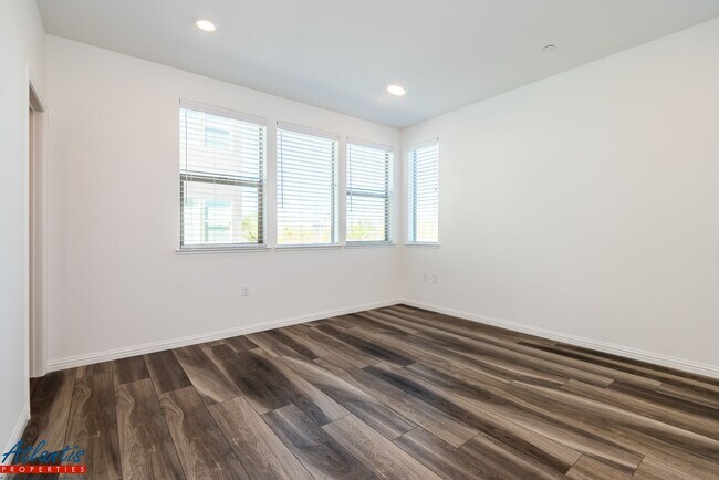 Building Photo - Newly Built Condo | Open Floor Plan | E.V. Outlet