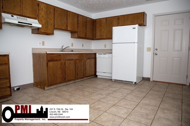 Building Photo - 2 Bedroom and 1 Bathroom Duplex Available ...