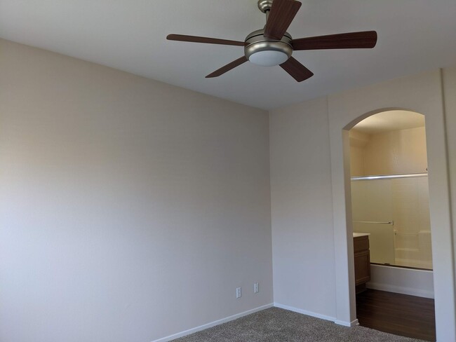 Building Photo - 2Bed/2Bath Condo off Douglas in Oceanside~...