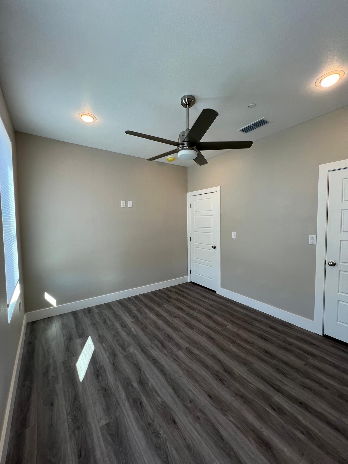 Building Photo - Room in Apartment on Richlands Way