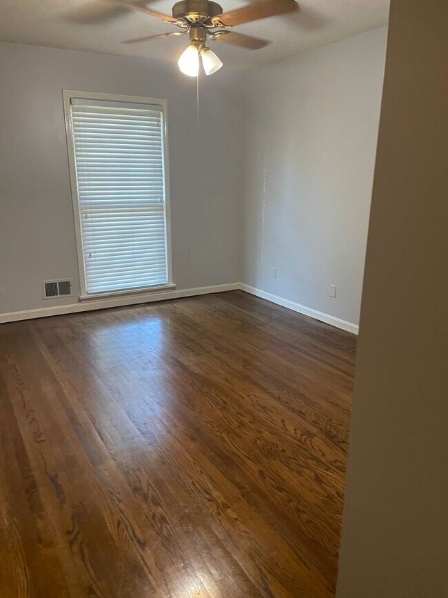 Building Photo - Spacious Three Bedroom/Three Bath Ranch in...