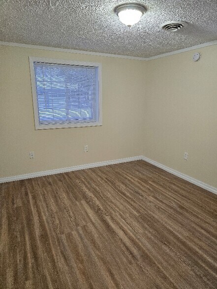 Building Photo - 4435 Clifford Rd