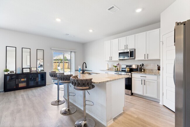 Building Photo - Charming Home Awaits: Spacious & Modern Living in a Prime Location