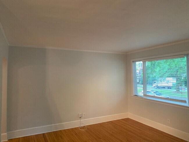 Building Photo - Cozy Condo located in the Queen Selwyn Com...