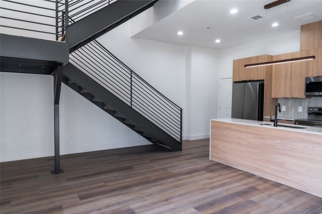 Building Photo - 5614 Larkin St