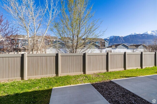 Building Photo - 3 Bedroom Townhome  in Pleasant Grove for Rent!