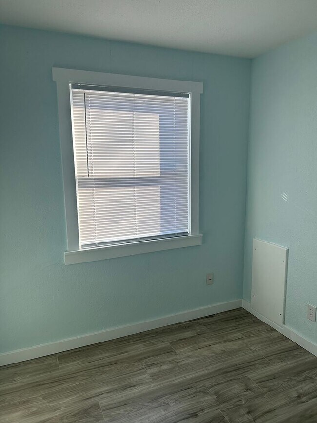 Building Photo - 2336 N Estelle Ave