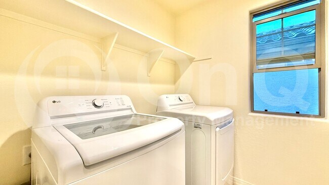 Building Photo - 1235 W Sparrow Dr