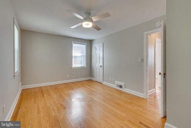 Building Photo - 425 E Luray Ave