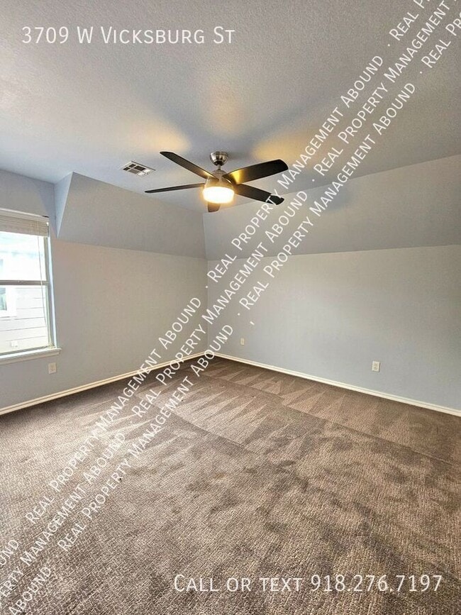 Building Photo - 3709 W Vicksburg St