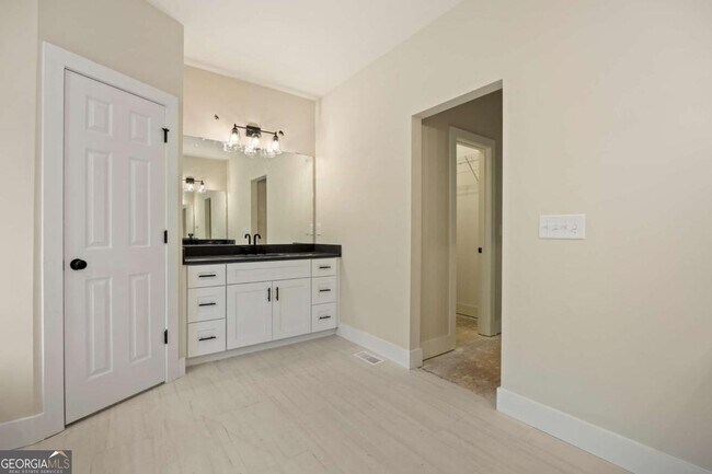 Building Photo - 370 Ansley Dr
