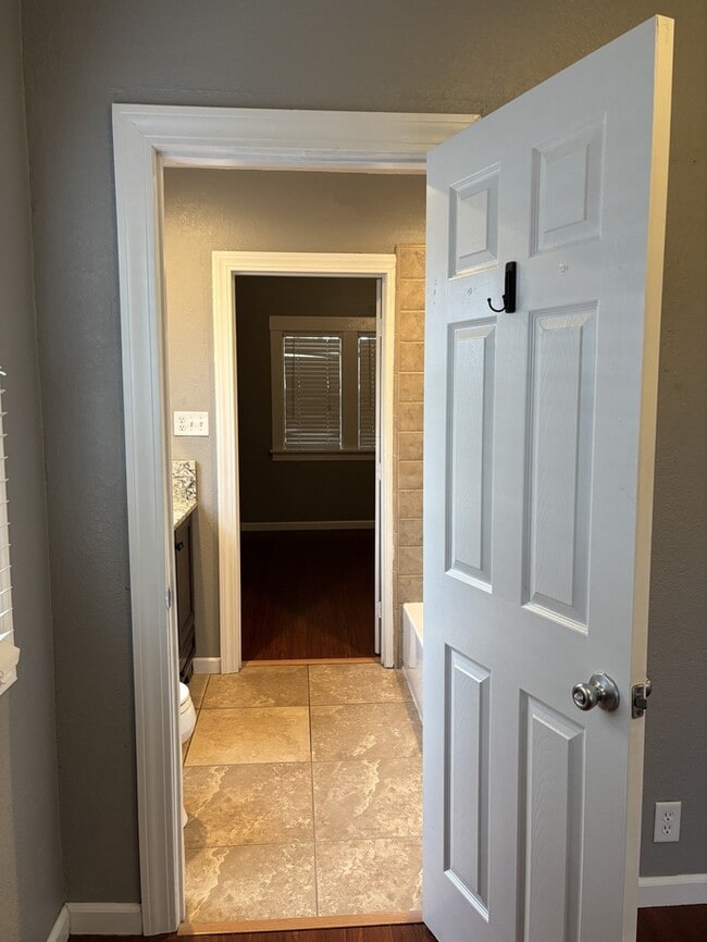 Building Photo - Adorable 2-bedroom, 1-bath cozy home in the heart of Modesto